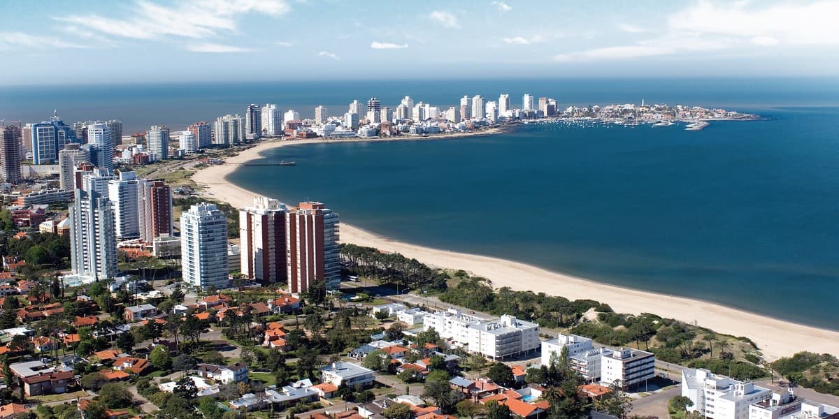 Vista aérea de una ciudad costera